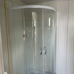 Contenedor habitacional totalmente equipado, con cocina, baño, ducha y WC