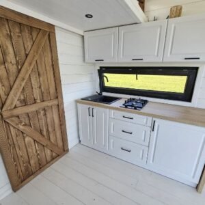 Tiny House 7,10 × 3,00 m – Fachada Negra – Altillo con Ventana Triangular