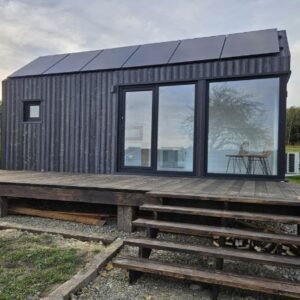 Tiny House 7,10 × 3,00 m – Fachada Negra – Altillo con Ventana Triangular