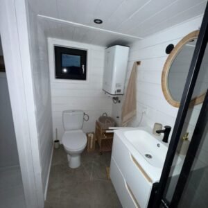 Tiny House 7,10 × 3,00 m – Fachada Negra – Altillo con Ventana Triangular