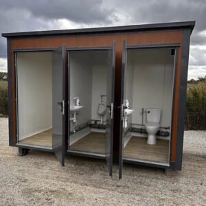 Pabellón Sanitario con Tres Cabinas (Ref: S2103)